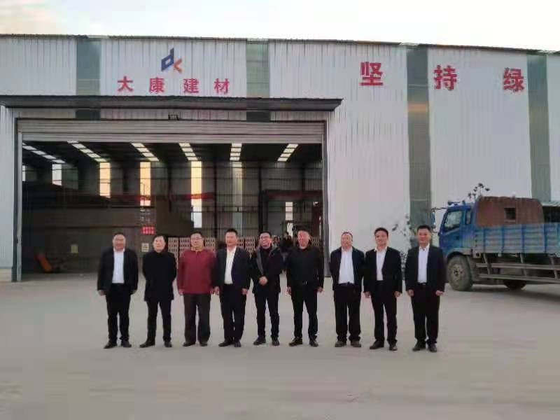 河南省磚瓦窯行業(yè)綠色發(fā)展協(xié)會、河南省生態(tài)環(huán)境廳綠色發(fā)展部攜行業(yè)**專家蒞臨河南亞新窯爐有限公司進行現(xiàn)場考察